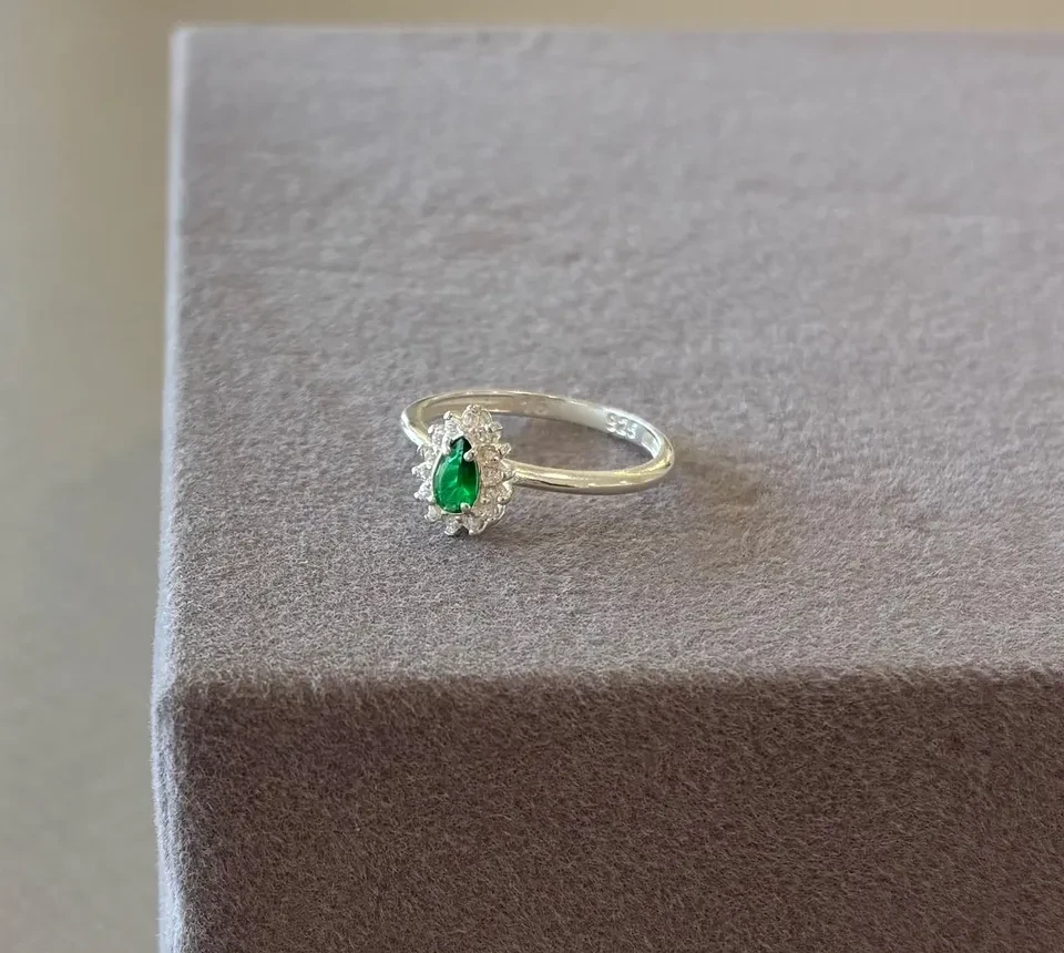 Anel prata gota esmeralda 5*3 mm borda cravejada zircônias (TAM 15) - 3