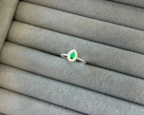 Anel prata gota esmeralda 5*3 mm borda cravejada zircônias (TAM 15)
