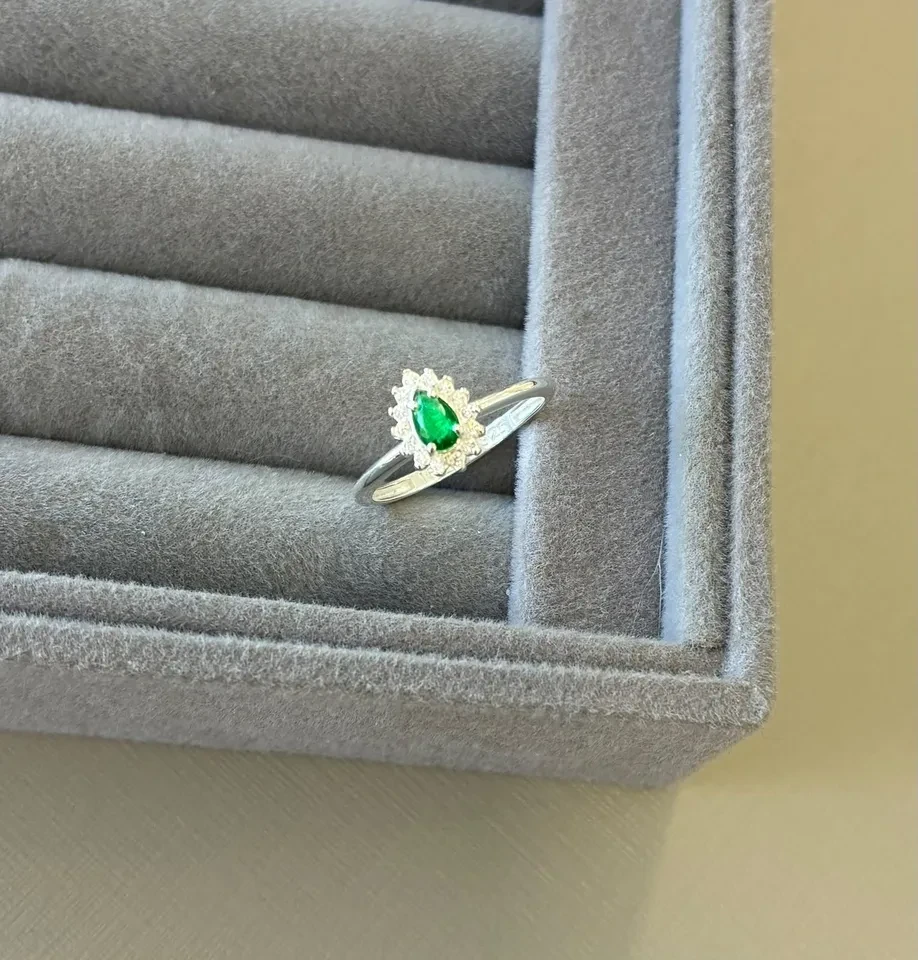 Anel prata gota esmeralda 5*3 mm borda cravejada zircônias (TAM 15) - 2