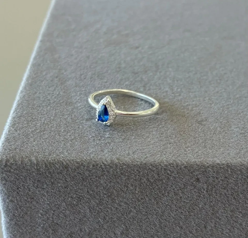 Anel prata gota azul escuro contorno cravejado zircônia (TAM 16) - 3