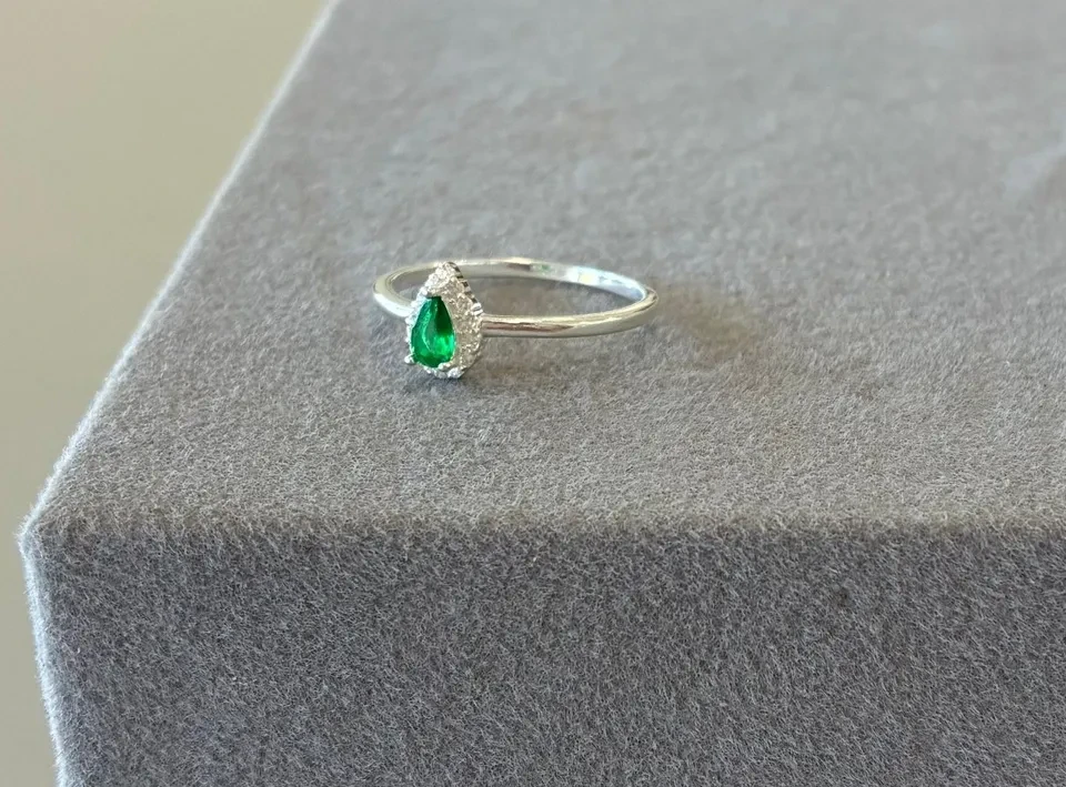 Anel prata gota verde escuro contorno cravejado zircônia (TAM 18) - 3