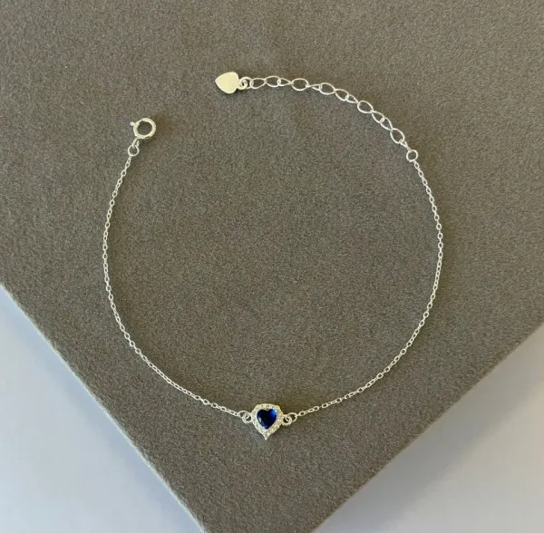 Pulseira prata cartier coração azul escuro contorno cravejado zircônia