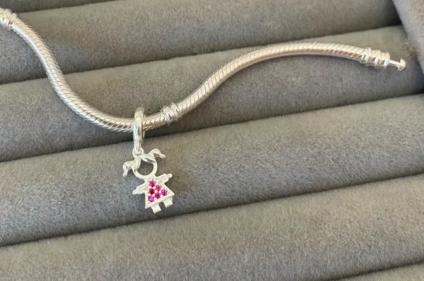 Berloque menina cravejado rosa
