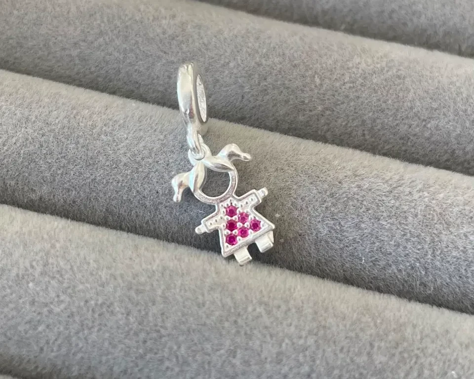 Berloque menina cravejado rosa - 2