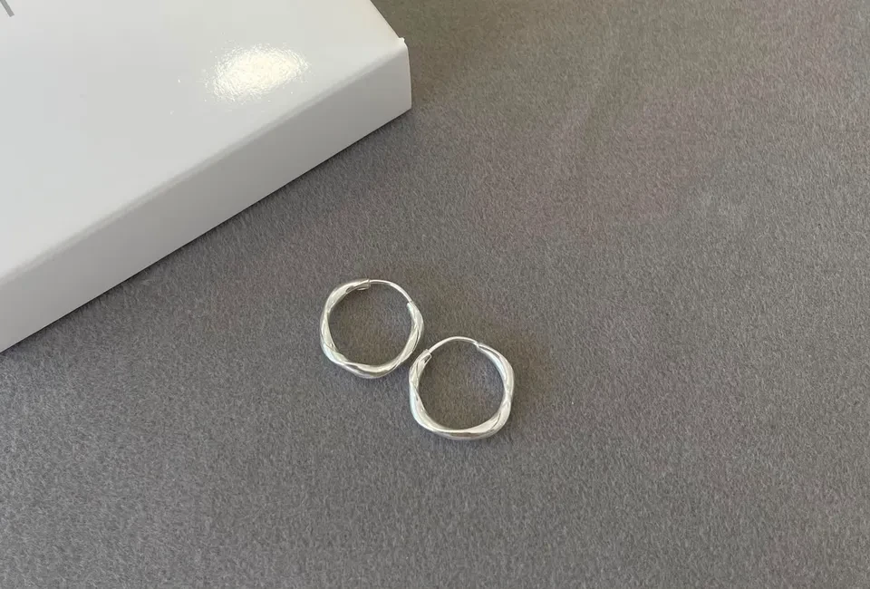 Argola redonda detalhada 1,5 cm - 1