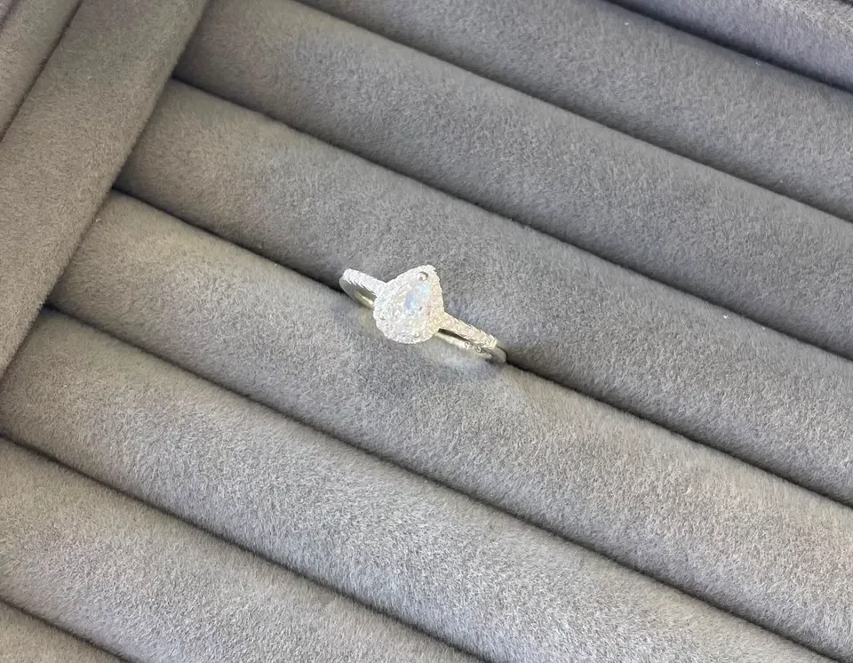 Anel solitário pontudo pedra gota aro metade cravejado e borda cravejada (TAM 15,20) - 1