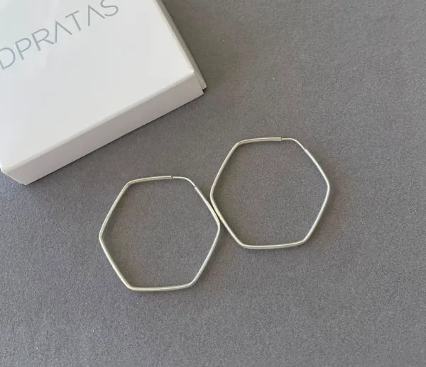 Argola hexagonal fio redondo 4 cm