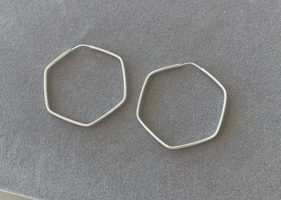 Argola hexagonal fio redondo 4 cm - 2