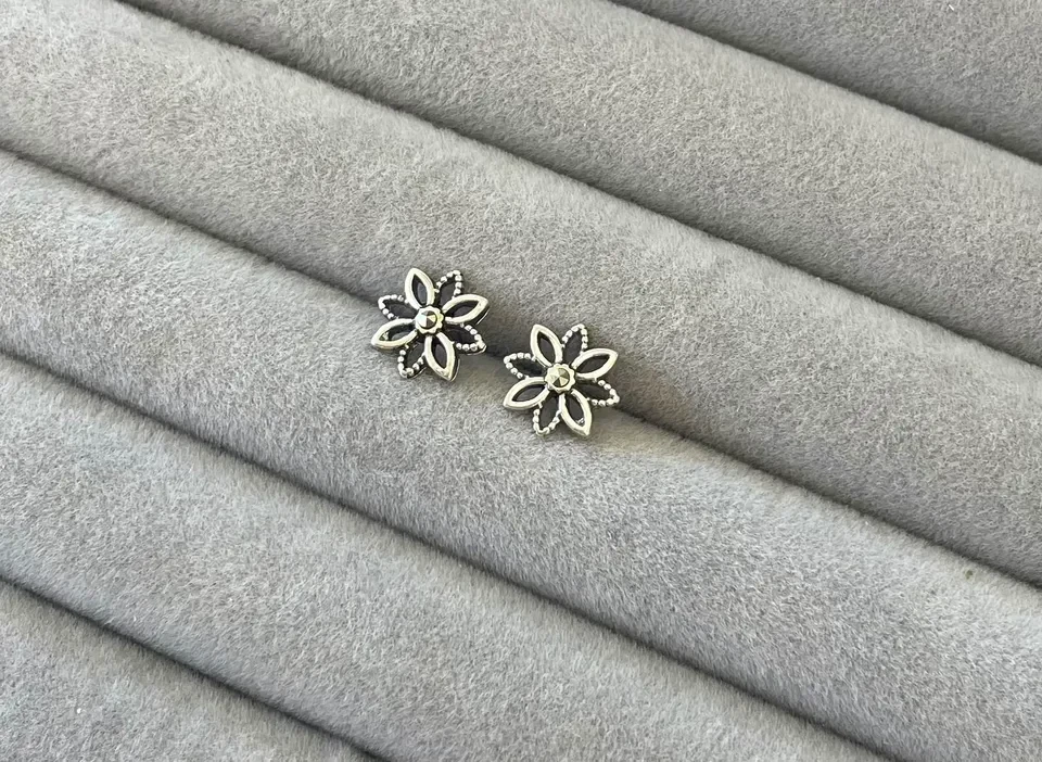 Brinco flor pontuda com 1 narcassita envelhecido - 2