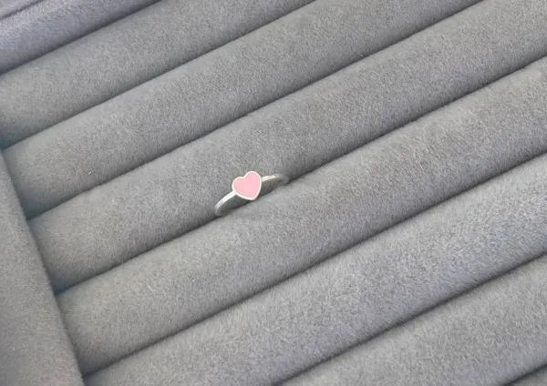 Anel infantil resina fio coração rosa (TAM 8)