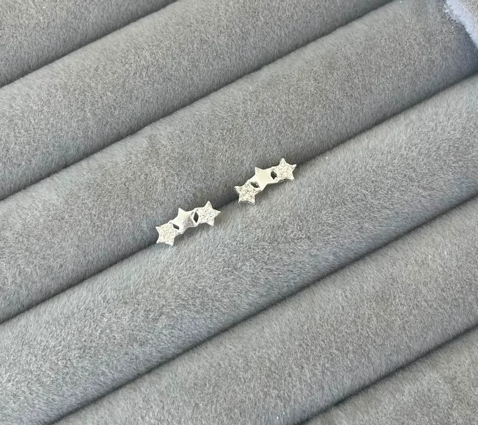 Brinco 3 estrelas crav/lisa baby 1,1 cm - 2