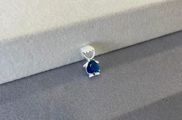 Pingente galeria menino cristal 6x6 mm azul escuro
