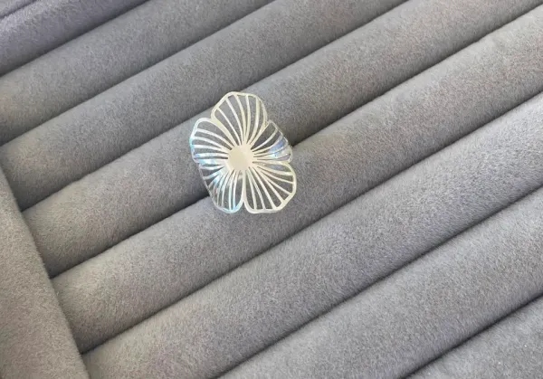 Anel flor vazada 2,5 cm A X 5,7 CM L (TAM 20)
