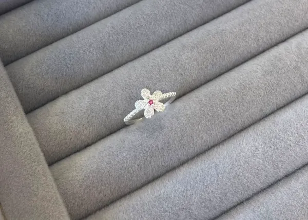Anel flor cravejada 1 zircõnia rosa (TAM 10)