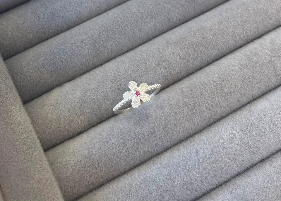 Anel flor cravejada 1 zircõnia rosa (TAM 10) - 1