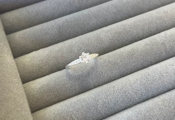 Anel solitário 4,5 mm lados formato navete (TAM 10)