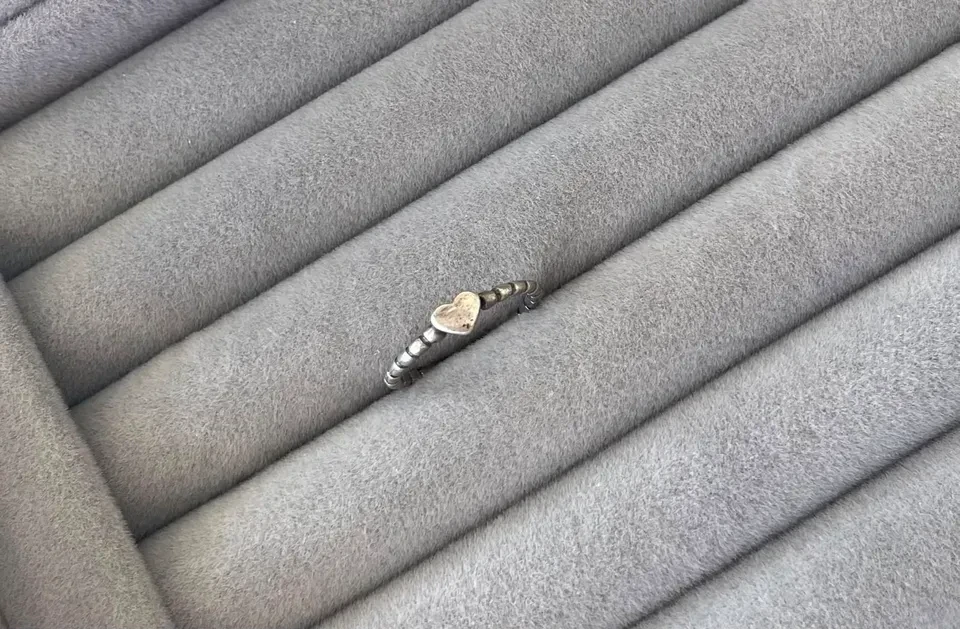 Anel solitário coração 4 mm c/ bolinhas pratas na lateral (TAM 13) - 1