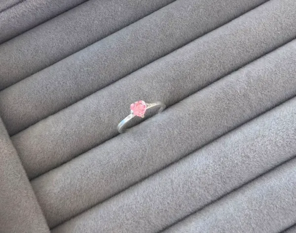 Anel YOU ME coração rosa 2 zircônia lateral (TAM 13)