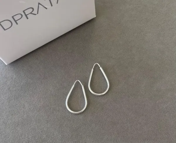 Argola gota fio 1,5 x 2 cm
