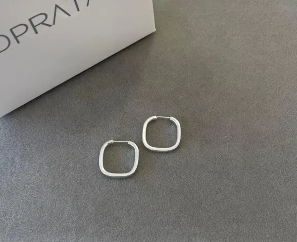 Argola fio quadrado quadrada 1,5 cm x 1,5 cm