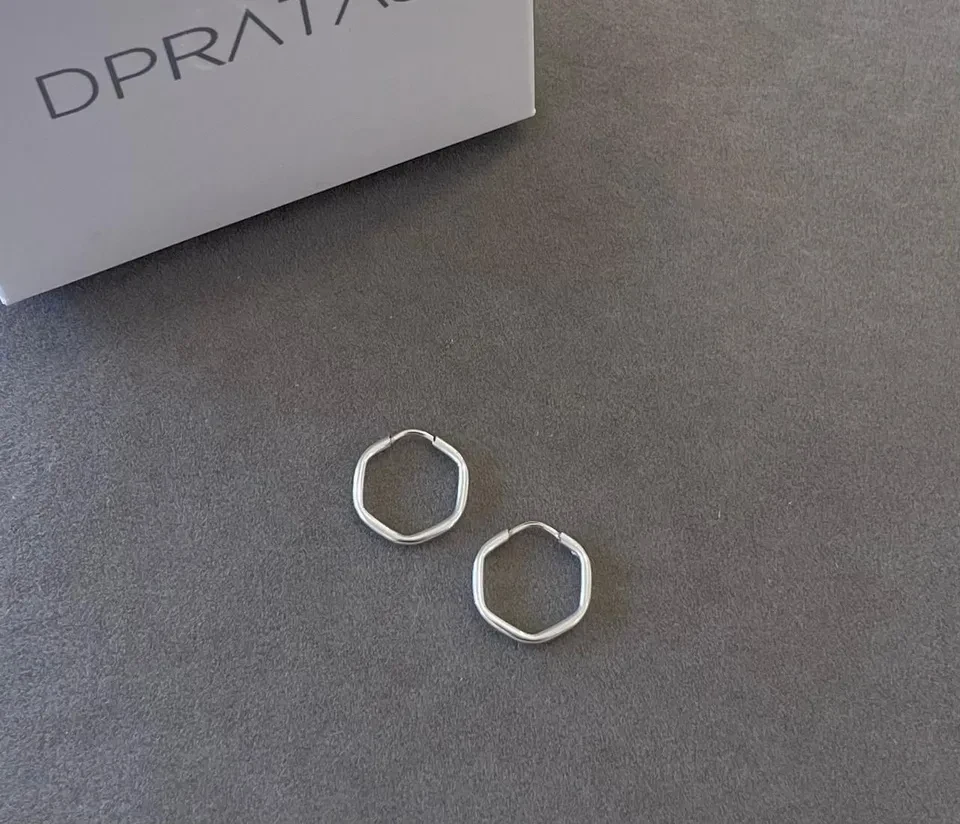 Argola hexagonal fio redondo 1,4cm - 1