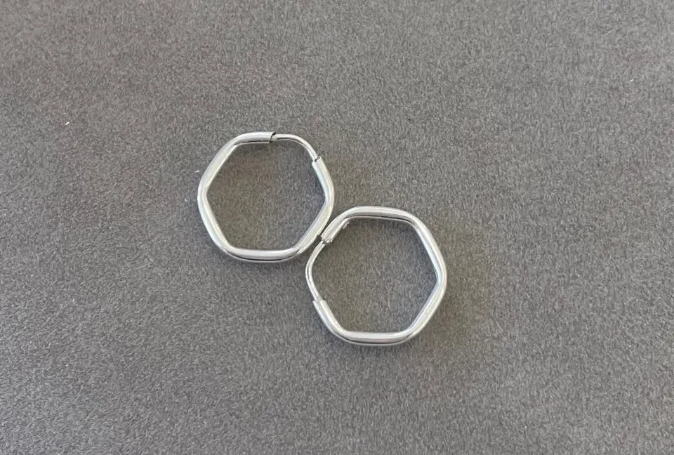 Argola hexagonal fio redondo 1,4cm - 2
