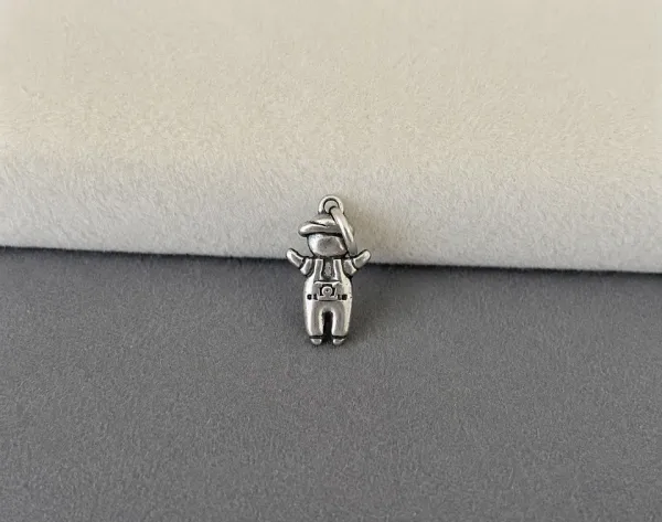 Pingente menino boné envelhecido