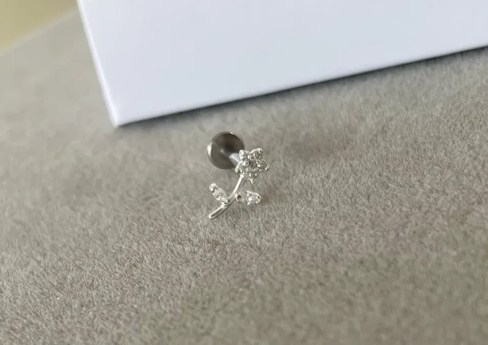Piercing florzinha mini orelha esquerda - 2