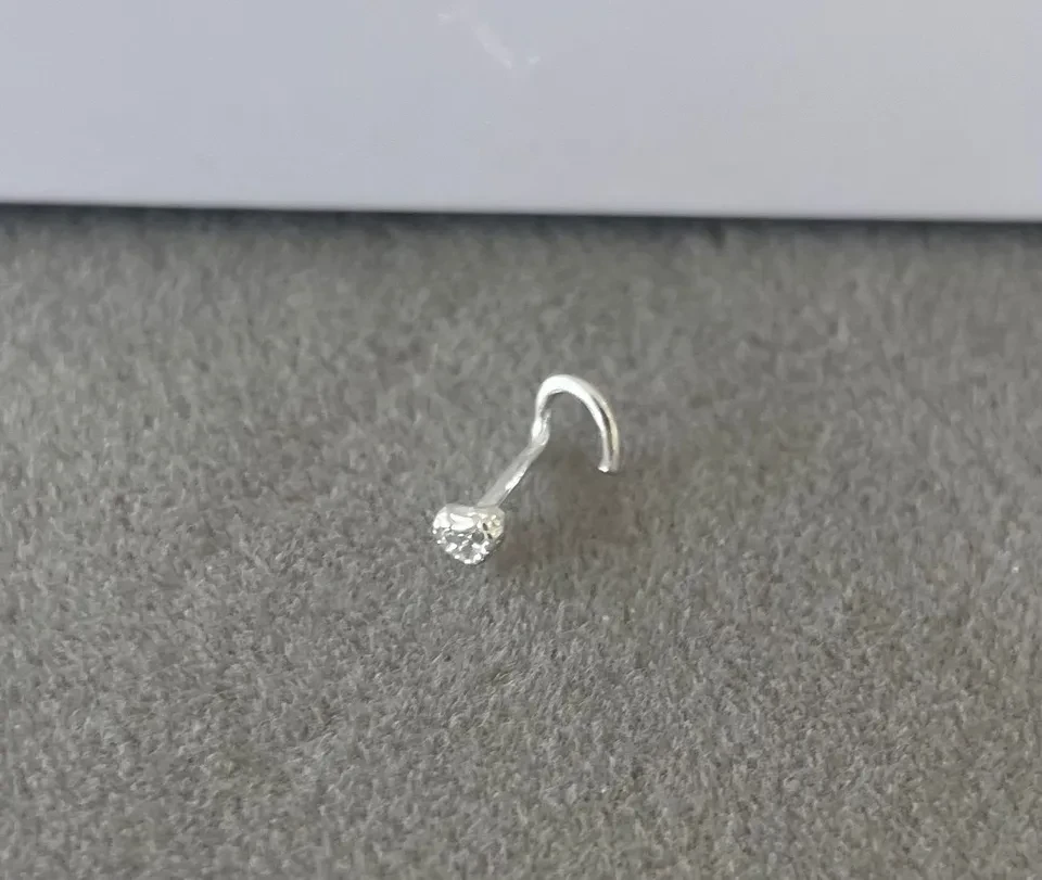 Piercing de nariz curvado coração 3 zircônias 2,7mm - 1