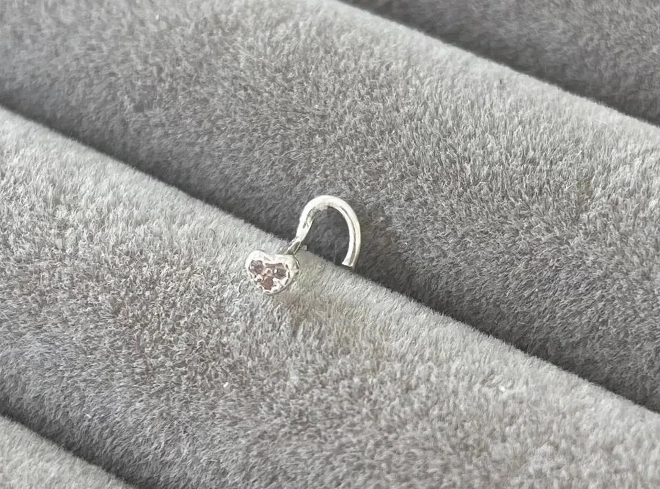 Piercing de nariz curvado coração 3 zircônias 2,7mm - 2