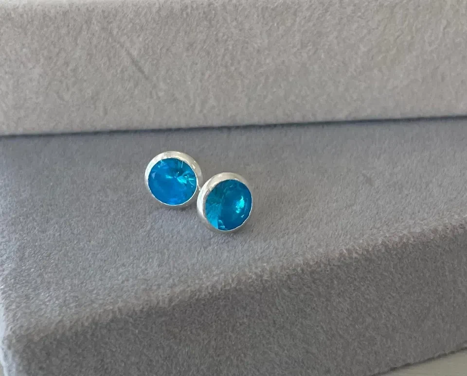 Brinco embutido 8mm - Azul Céu - Prata 925 - 1