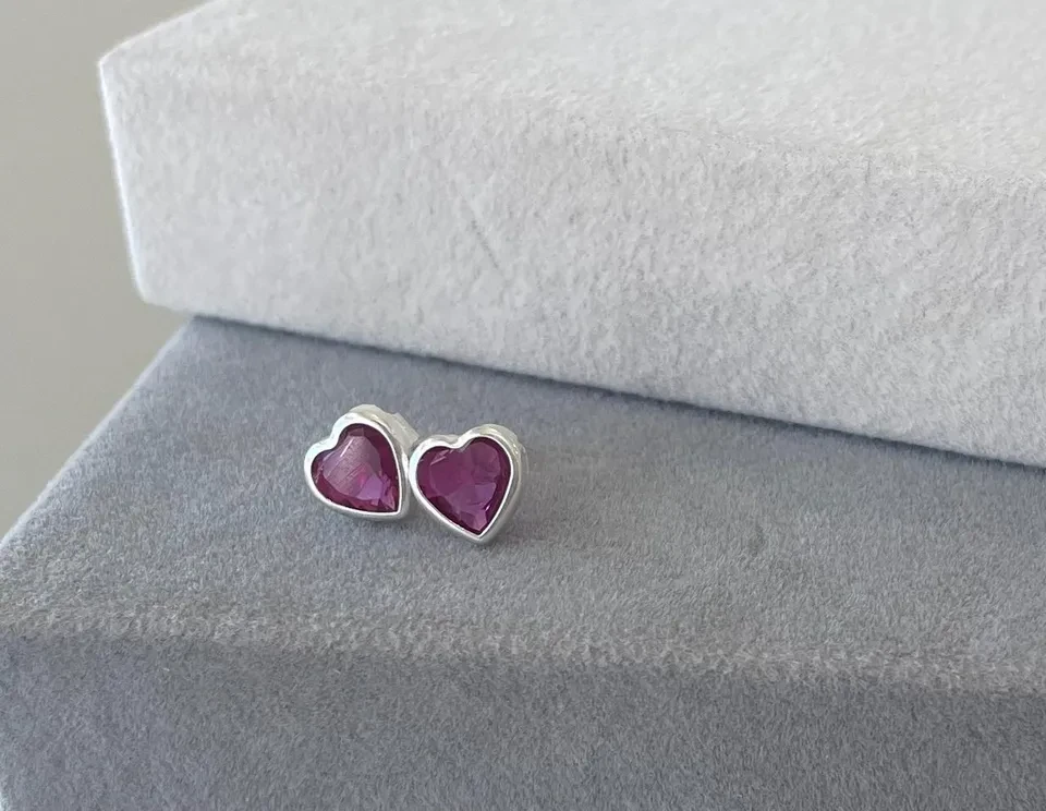 Brinco coração embutido 8x8mm - Violeta - Prata 925 - 1