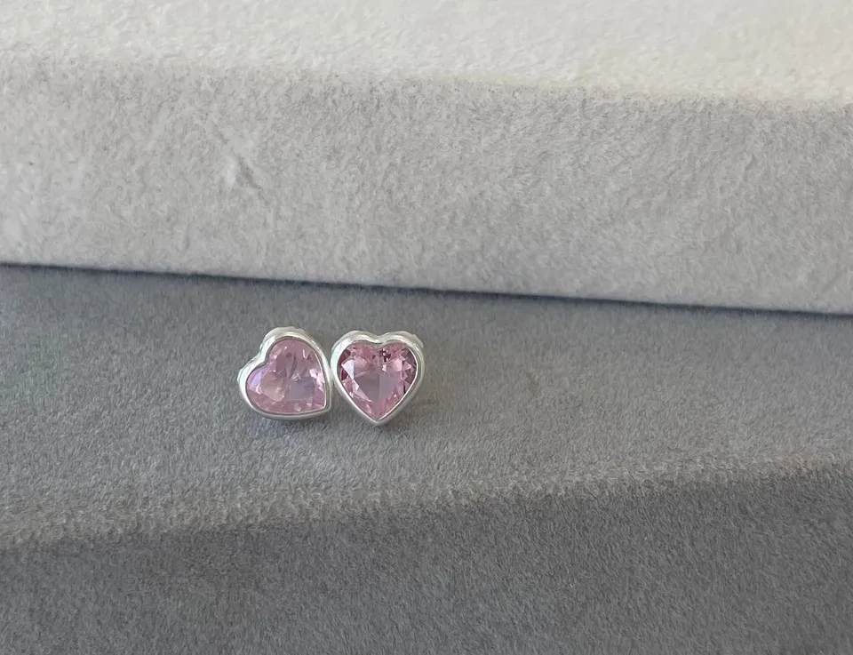 Brinco coração embutido 8x8mm - Rosa - Prata 925 - 1