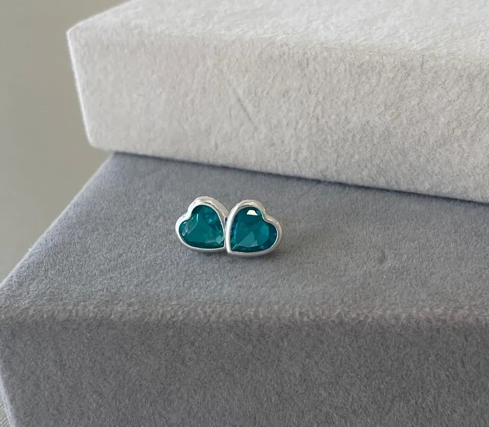 Brinco coração embutido 8x8mm - Verde turmalina - Prata 925 - 1