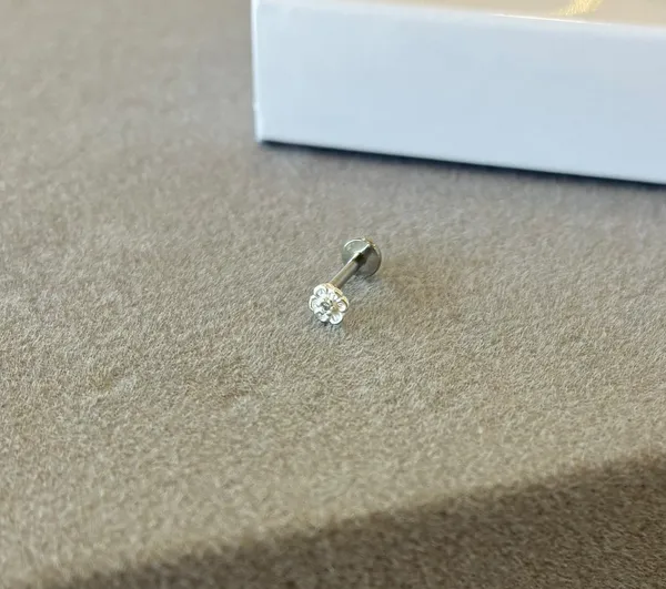 Piercing flor zircônia reto