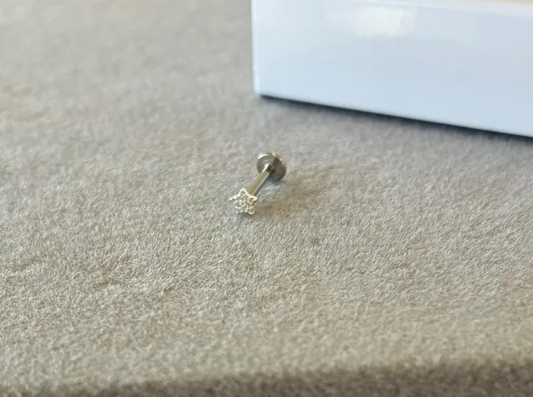 Piercing tragus estrela cravejada 3,3 mm