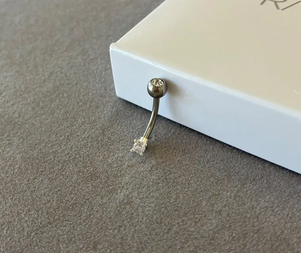Piercing curvado umbigo ponto de luz redondo 3 mm