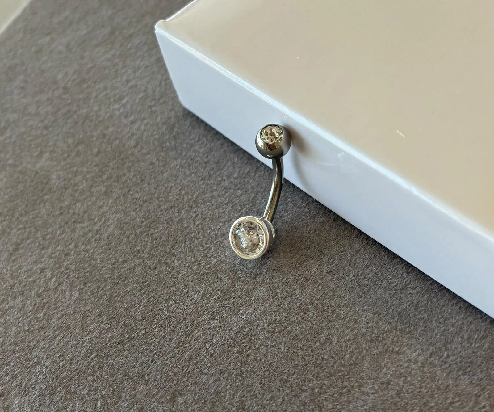 Piercing umbigo curvado bola P 5 mm zircônia redonda 6 mm embutido zircônia dentro - 1