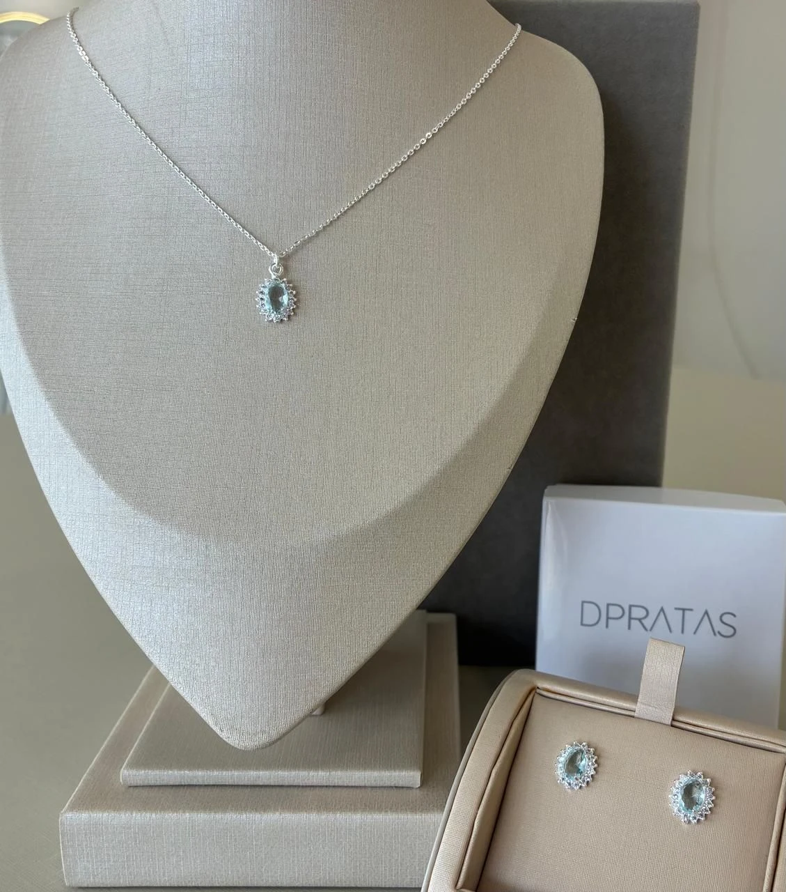 Conjunto colar + brinco oval azul claro cravejado em volta - 1