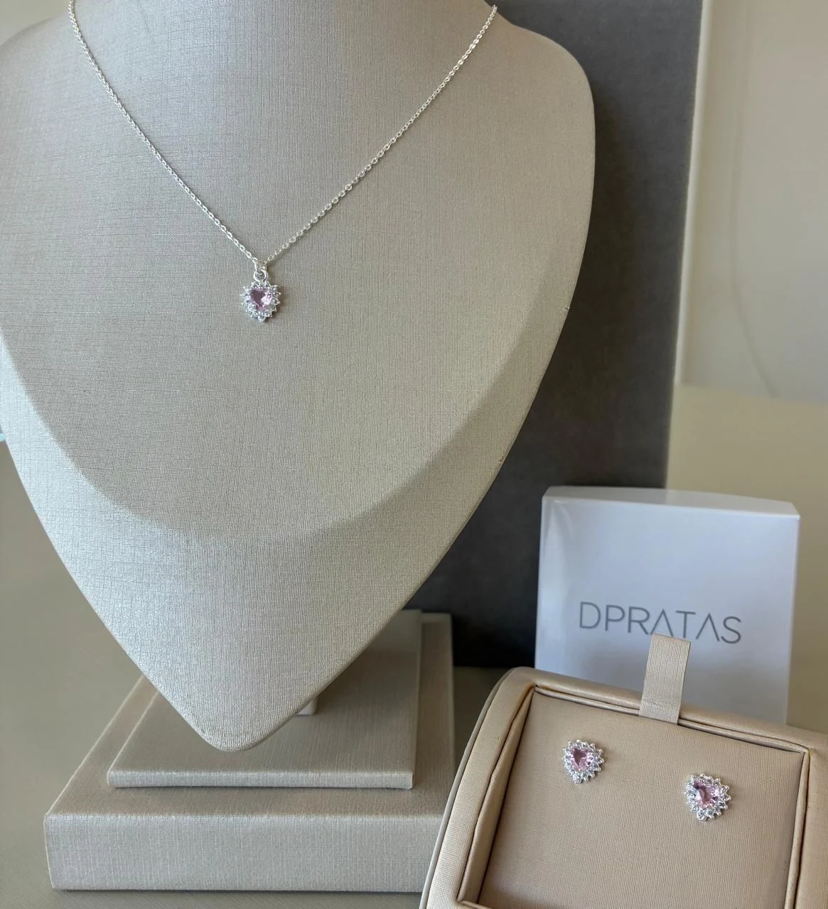 Conjunto colar + brinco coração rosa cravejado em volta - 1