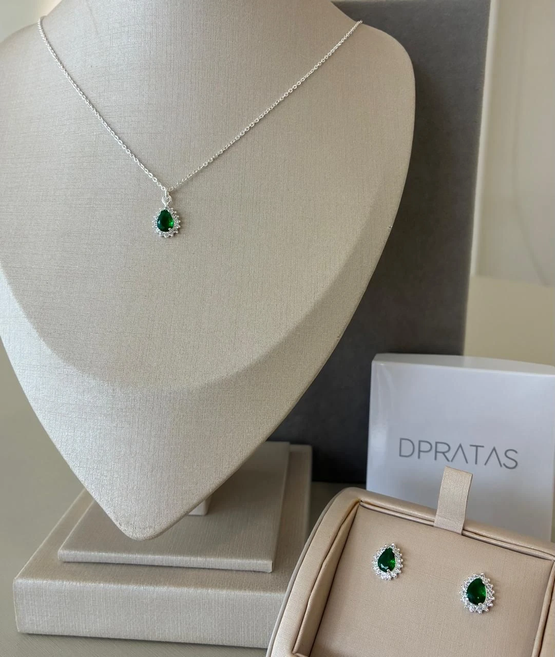 Conjunto colar + brinco gota verde cravejado em volta - 1