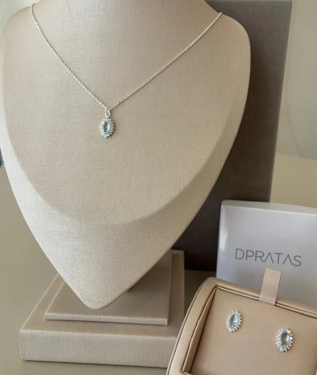 Conjunto colar + brinco navete azul claro cravejado em volta - 1
