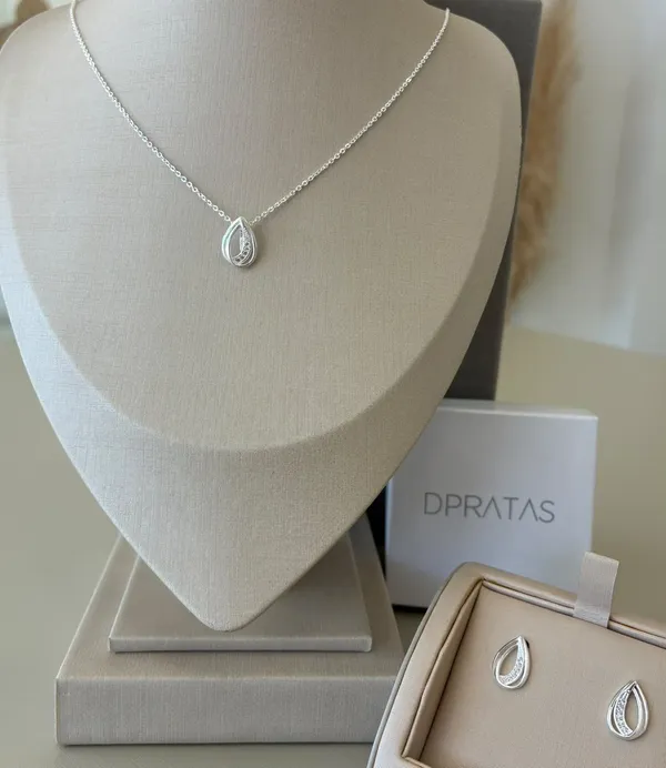 Conjunto colar + brinco gota dupla vazada cravejada