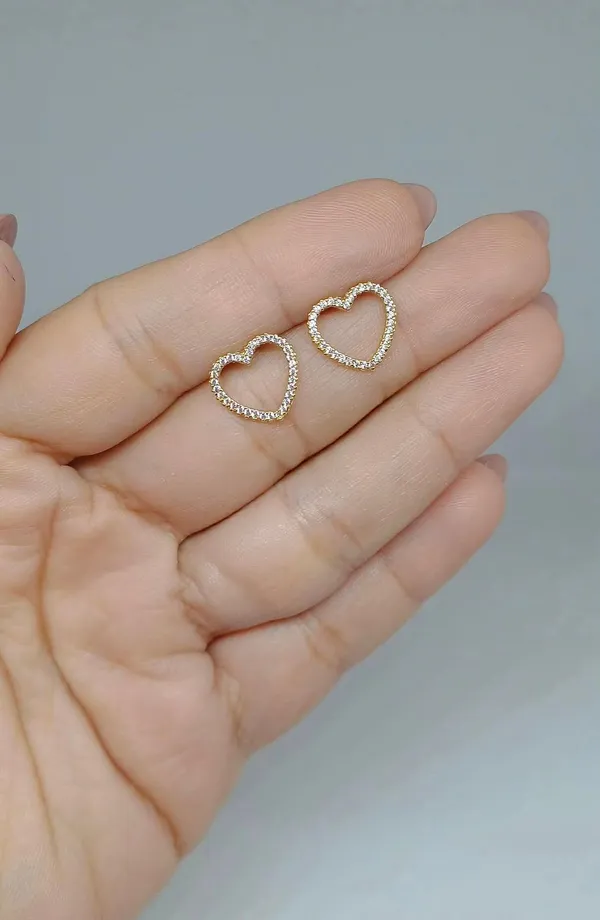 Brinco Coração Vazado com Zircônias