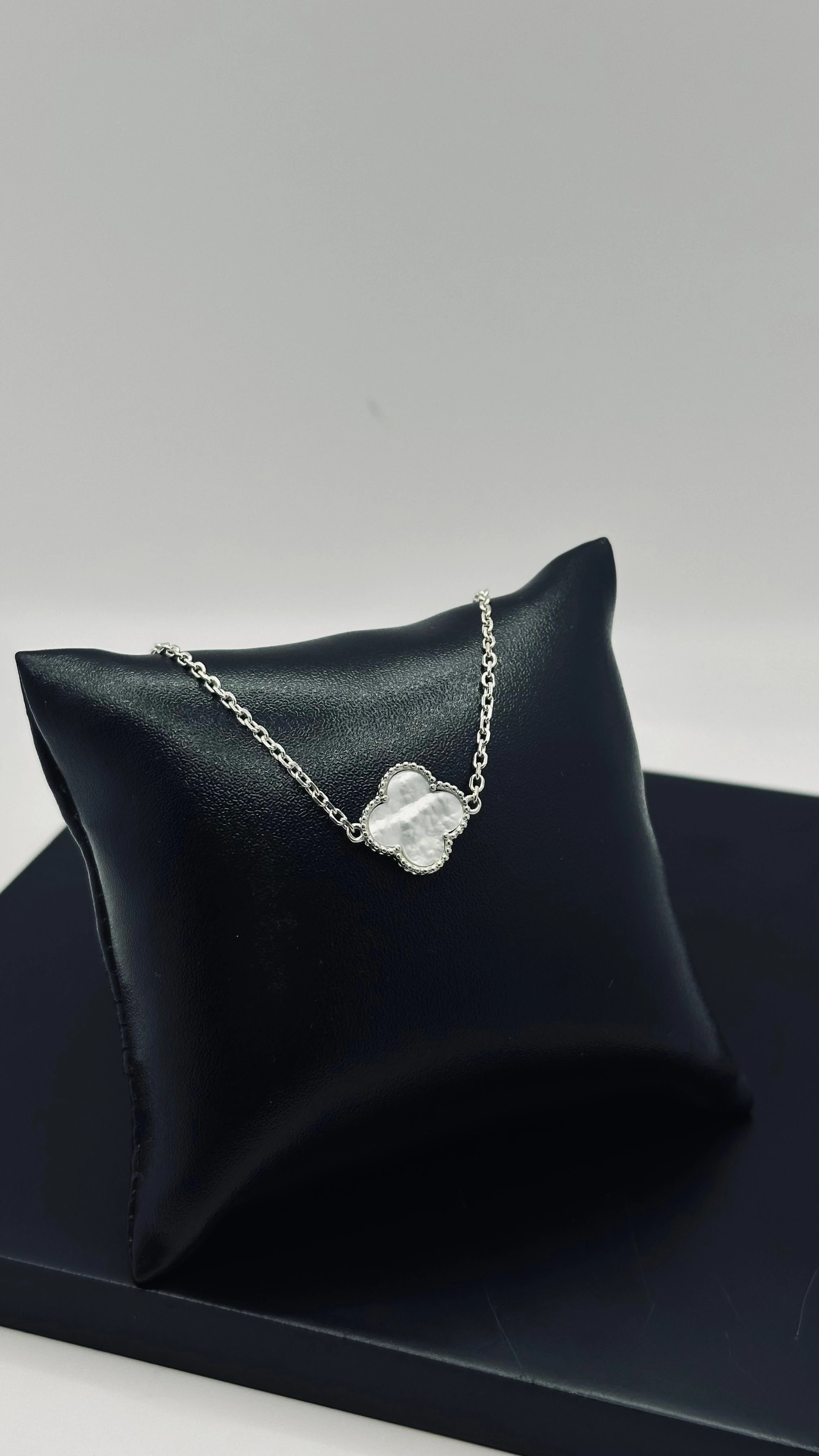 Pulseira Trevo Branco  - 2