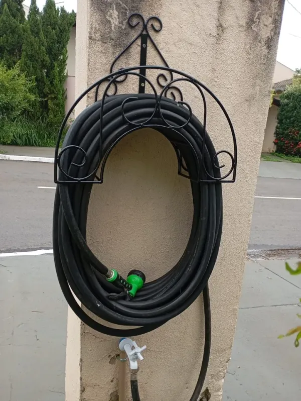 Suporte para mangueira de jardim 