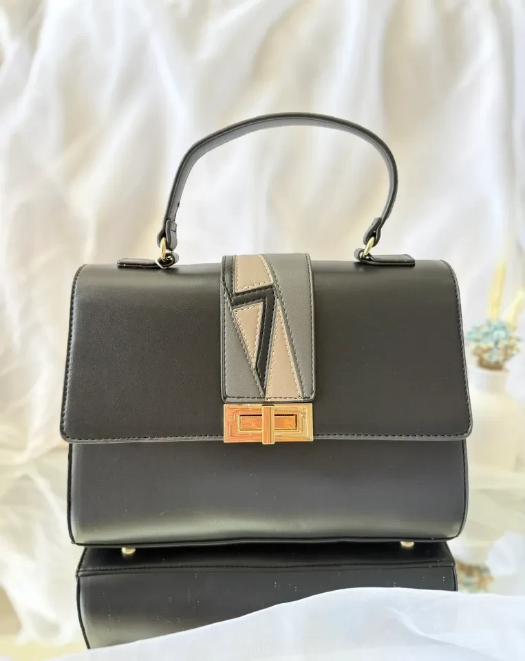 BOLSA MÉDIA PRETA ESTRUTURADA DETALHE FRONTAL CINZA COM BEGE FECHO EM DOURADO - 1