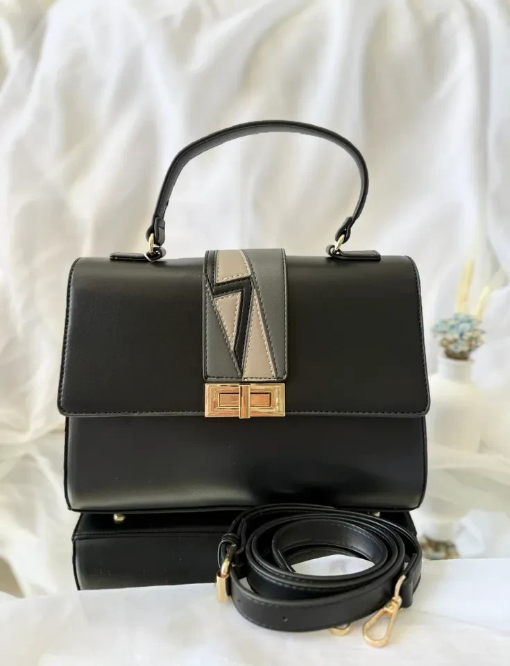 BOLSA MÉDIA PRETA ESTRUTURADA DETALHE FRONTAL CINZA COM BEGE FECHO EM DOURADO - 2