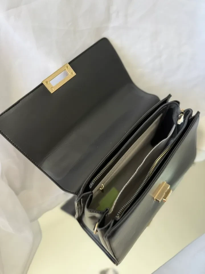 BOLSA MÉDIA PRETA ESTRUTURADA DETALHE FRONTAL CINZA COM BEGE FECHO EM DOURADO - 3