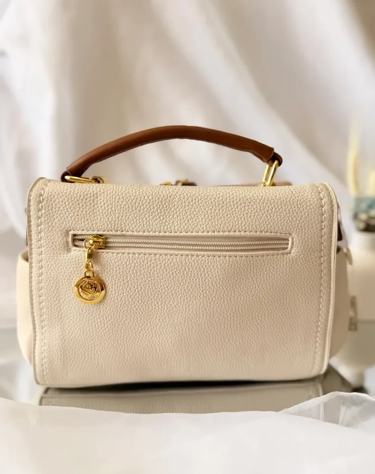 BOLSA MÉDIA OFF WHITE COM CARAMELO DETALHES EM DOURADO - 3